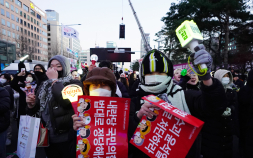우리도 질 수 없지…딸 응원봉 빌려 나온 5060