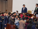 아수라장된 본회의장…한덕수 탄핵안에 與 반발 [쿠키포토]