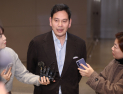 정용진 회장, 母 이명희 총괄회장 이마트 지분 전량 사들인다