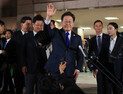 ‘당선 확실’ 자택 나서는 이재명