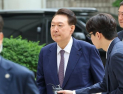 ‘3대 특검’ 임명 후 첫 내란 재판…윤석열, 말 없이 법정으로