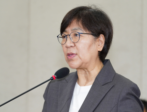 정은경 복지장관, 의정갈등 해결사 될까…‘특혜 논란’은 과제