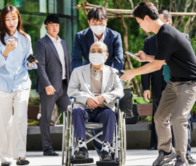‘나토 목걸이’ 이봉관 서희건설 회장‚ ‘휠체어’ 의지해 특검 출석 [쿠키포토]