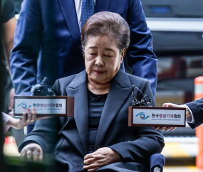 통일교 ‘정교유착’ 한학자‚ 구속심사 출석…눈 감고 묵묵부답 [쿠키포토]