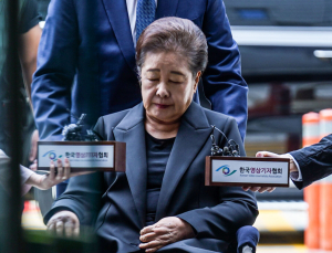 통일교 ‘정교유착’ 한학자‚ 구속심사 출석…눈 감고 묵묵부답 [쿠키포토]