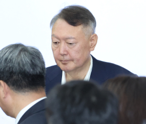 윤석열‚ ‘85일’ 만에 법정 출석…짧은 흰머리에 수척해진 모습 [쿠키포토]