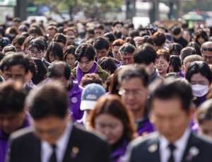 ‘3년 침묵’ 깬 사이렌…정부‚ ‘이태원 참사’ 첫 공식 추모 [쿠키포토]