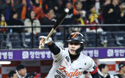 ‘50억원’ 심우준 역전 적시타…빅이닝 만든 한화, LG 7-3으로 꺾고 반격  [KS3]