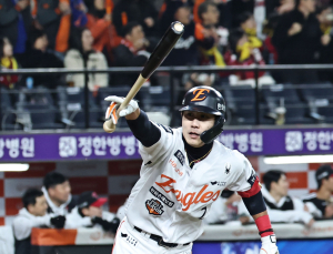 ‘50억원’ 심우준 역전 적시타…빅이닝 만든 한화, LG 7-3으로 꺾고 반격  [KS3]