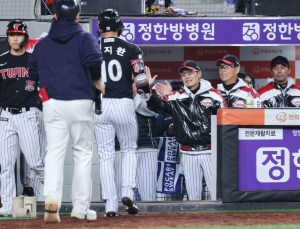 LG, 통산 네 번째 우승…2년 만에 다시 왕좌 올랐다 [KS5]