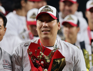 타율 0.529·PS 통산 안타 1위 ‘베테랑’ 김현수, 첫 한국시리즈 MVP 영예 [KS]