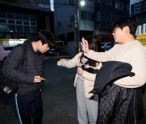 ‘잘하고 와!’…수험생들, 열띤 응원 속 시험장 입실