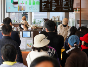 “제 첫 홀로서기예요”…‘자립준비청년’ 카페에 줄 선 주민들 [쿠키포토]