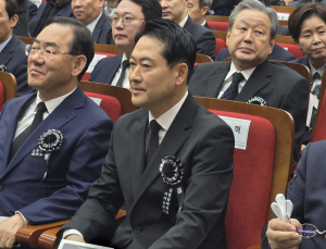 장동혁 “김영삼 불굴 정신 가져야…자유민주주의 지켜낼 것”