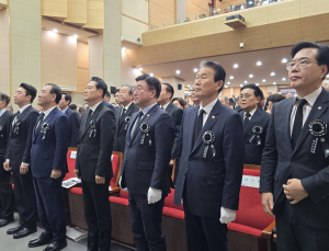 與 불참 속 ‘김영삼 서거 10주기’ 추도식 진행…“YS 정신 되새길 것”