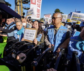 “셀프조사 못 믿는다”…제주항공 유가족 대통령실 앞 삭발·대치 [쿠키포토]