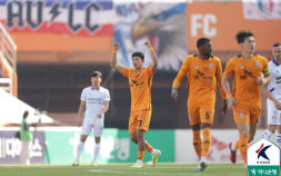 이기제 퇴장, 멀어진 승격…제주, 수원에 2-0으로 앞서 [쿠키 현장]