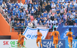 전반 맹공 + 이기제 퇴장…제주, 수원에 승강 PO 승리로 잔류 확정 [쿠키 현장]