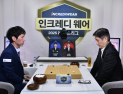 ‘만 50세’ 동갑내기 혈전…최명훈, 이창호 꺾고 챔프전 1-1 동률 [바둑]