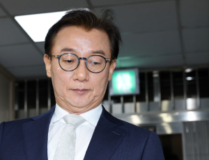 ‘통일교 의혹’ 전재수, 14시간 조사 후 귀가…혐의 부인