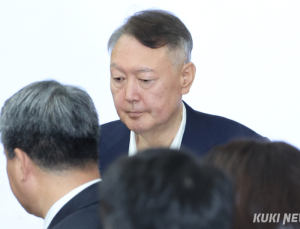 尹, 김건희특검 첫 출석…금품수수 공범 등 6개 혐의 조사