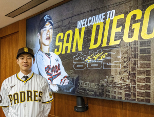 MLB 샌디에이고, 송성문 입단 공식 발표…4년 계약 체결