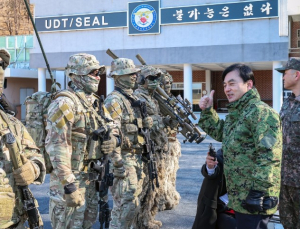 안규백 장관, 퇴역 장보고함 찾아 “그 정신, 핵잠으로 이어질 것…2년 내 美 협상 완료”