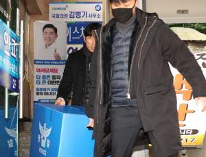 경찰, ‘공천헌금 의혹’ 김병기 부부 등 5명 출국금지