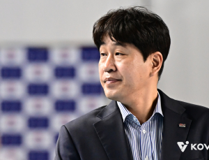 흥국생명에 발목 잡힌 김종민 감독 “리시브가 됐는데 눈에 보이는 공격했다” [쿠키 현장]