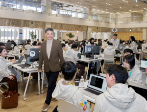 김범수 카카오 창업자, 신입 크루 교육 현장 방문…“AI 시대 위기이자 기회”
