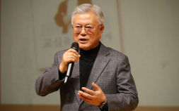 ‘교실을 교실답게’ 북 콘서트 참석한 문재인 전 대통령 “교육자치 강화해야”