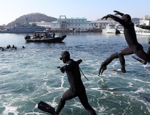 혹한을 뚫는 최정예…특전사 설산·해군 SSU 겨울바다서 동시 담금질