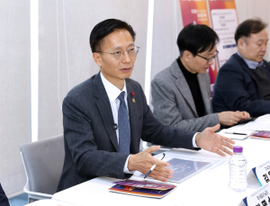 '인공지능 IP 전략지원 강화'… 김용선 지식재산처장, AI 경량화 기업 ‘노타’ 방문