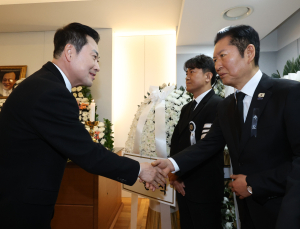 정청래·장동혁, 故 이해찬 빈소서 악수