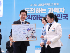 李대통령 “국가 연구자 제도 도입”…과학기술 인재 지원 확대 추진