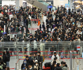 설 연휴 앞두고 붐비는 공항