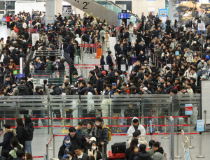설 연휴 앞두고 붐비는 공항