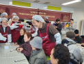 국민의힘 지도부, 설 연휴 맞아 배식 봉사 진행…“어르신 정책 살필 것” [쿡 정치포토]