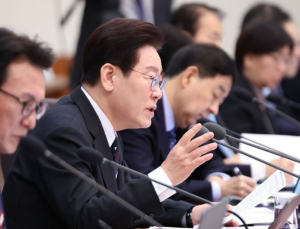 李대통령 “농지 매각명령은 헌법 원칙”…‘100원 생리대’ 출시엔 “깨끗한나라에 감사”