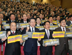“6·3 지방선거 맞춰 5·18 헌법수록 개헌 추진하라”
