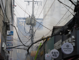 종로 귀금속거리서 화재…가스통 폭발 추정