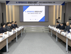 “바이오벤처·제약사 선순환 생태계 필요”…산업 규제 개선 한목소리