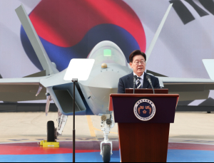 국산 전투기 KF-21 첫 양산기 출고…李 “하늘까지 자주국방 완성”