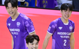 집 떠나면 강해진다…‘원정 강자’ 우리카드, KB손보 완파하고 PO 진출 [쿠키 현장]