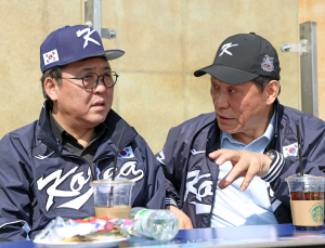 최휘영 문체부 장관, 잠실야구장 방문해 KBO 개막전 현장 점검 [쿠키 포토]