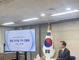 취임 100일 김종철 위원장  “YTN 사태 우선 처리…청소년 SNS 셧다운은 안 해” [현장+]