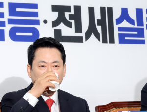 하루에 2번 정부·여당 때려 ‘반전’ 노리는 장동혁…내홍에는 ‘침묵’