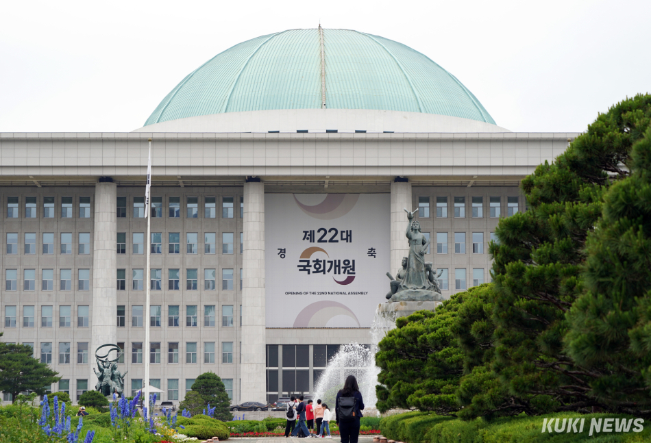 제22대 국회 개원 첫날인 2024년 5월30일 서울 여의도 국회 본관에 개원 축하 현수막이 걸려있다. 박효상 기자