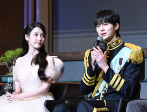 아이유♥변우석, 달달한 투샷…‘21세기 대군부인’ 로맨스 미리보기 [쿠키포토]