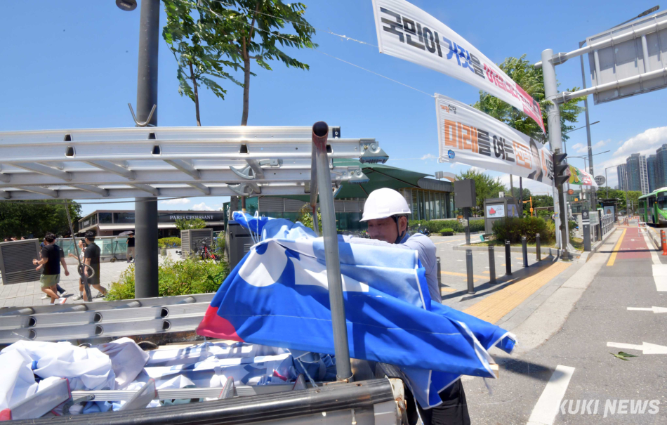 지난해 대선 이후 현수막과 벽보가 철거되고 있다. 쿠키뉴스 자료사진